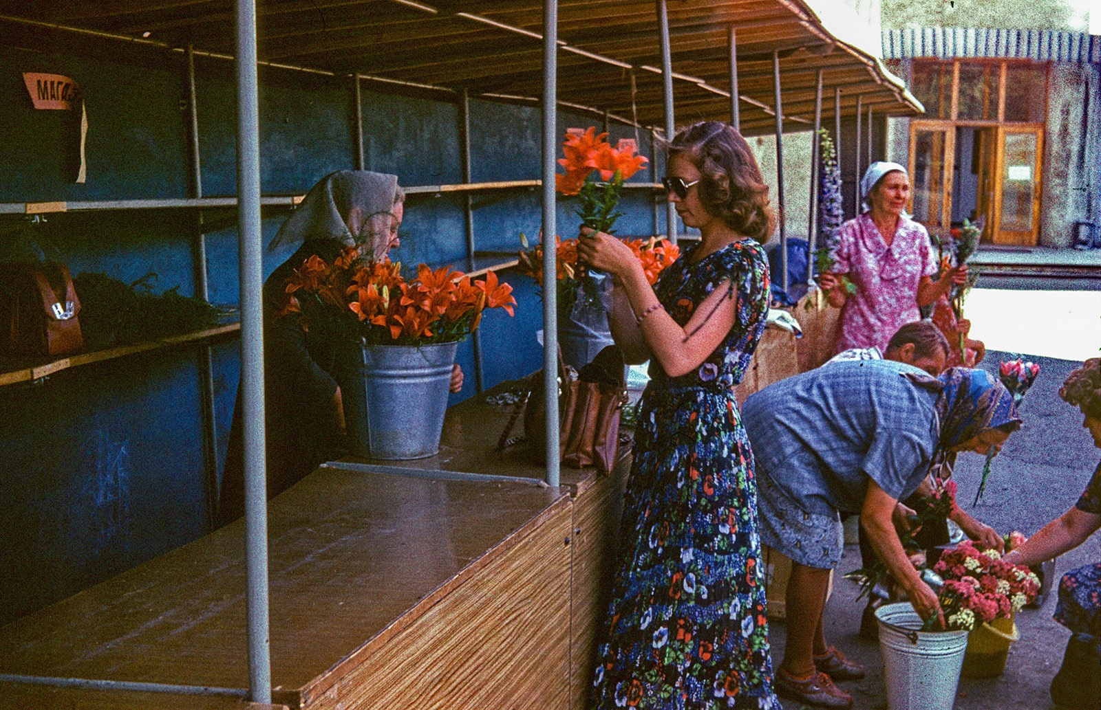 Продажа цветов у Детского мира, Ульяновск, 1980 г. / 10 Июля 1980 / История  Ульяновска / Годы и люди